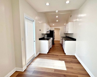6433 Oakdale Avenue - Photo Thumbnail 7