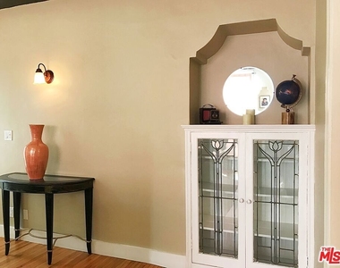 2628 N Beachwood Drive - Photo Thumbnail 13