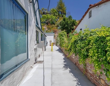 2628 N Beachwood Drive - Photo Thumbnail 3