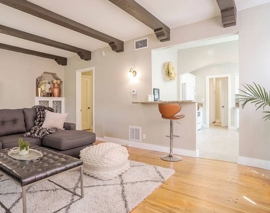 2628 N Beachwood Drive - Photo Thumbnail 11