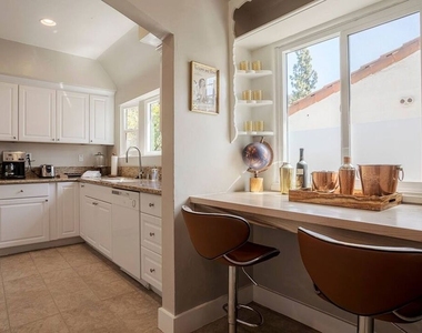 2628 N Beachwood Drive - Photo Thumbnail 18