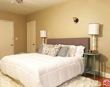 2628 N Beachwood Drive - Photo Thumbnail 23
