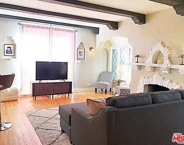 2628 N Beachwood Drive - Photo Thumbnail 6