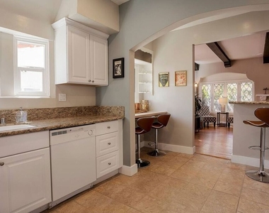 2628 N Beachwood Drive - Photo Thumbnail 20