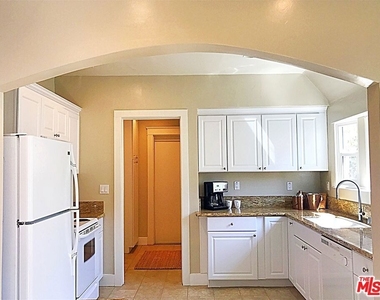 2628 N Beachwood Drive - Photo Thumbnail 19