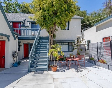 2628 N Beachwood Drive - Photo Thumbnail 2