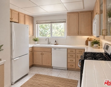10933 Wellworth Avenue - Photo Thumbnail 5