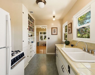 1336 Edgecliffe Drive - Photo Thumbnail 7