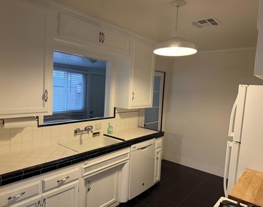 125 Lindell Avenue - Photo Thumbnail 3