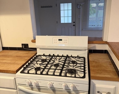 125 Lindell Avenue - Photo Thumbnail 5