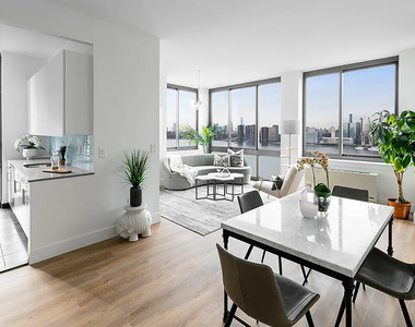 4720 Center Boulevard - Photo Thumbnail 3