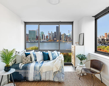 4720 Center Boulevard - Photo Thumbnail 4