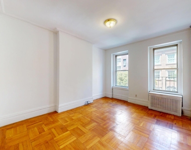 East 85th Street - Photo Thumbnail 4