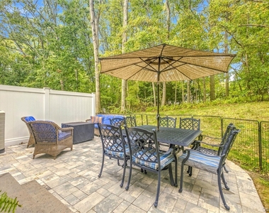 4 Bartlett Commons - Photo Thumbnail 10