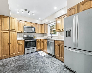 4 Bartlett Commons - Photo Thumbnail 6