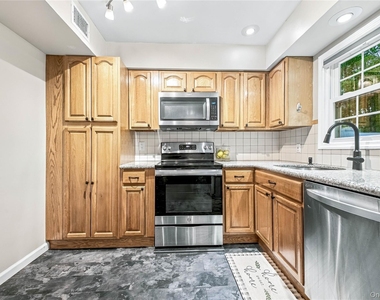 4 Bartlett Commons - Photo Thumbnail 8