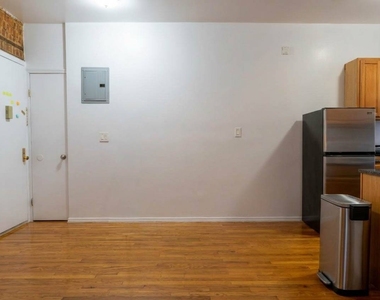 401 W 47th Street - Photo Thumbnail 2