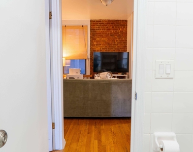 401 W 47th Street - Photo Thumbnail 9