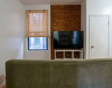 401 W 47th Street - Photo Thumbnail 4