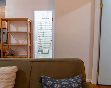 401 W 47th Street - Photo Thumbnail 5