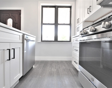 135 E 46th Street - Photo Thumbnail 2