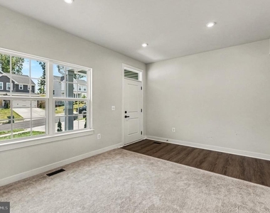352 Greenstead Drive - Photo Thumbnail 4