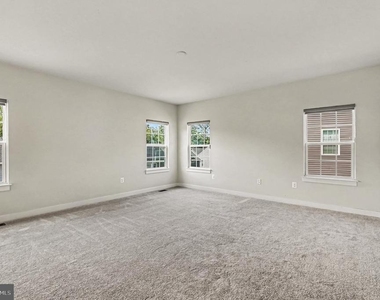 352 Greenstead Drive - Photo Thumbnail 5
