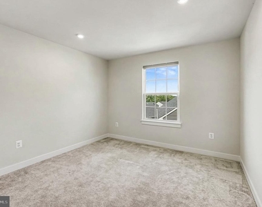 352 Greenstead Drive - Photo Thumbnail 8