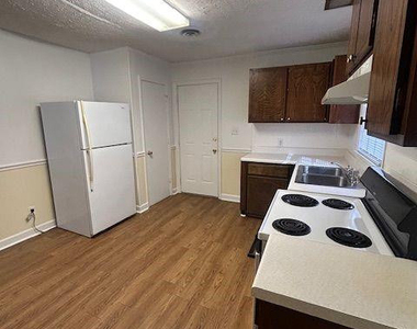 1005 N Elm Street - Photo Thumbnail 3