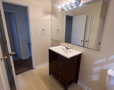1005 N Elm Street - Photo Thumbnail 7