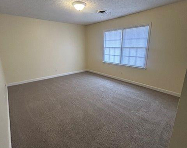 1005 N Elm Street - Photo Thumbnail 8