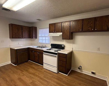 1005 N Elm Street - Photo Thumbnail 2