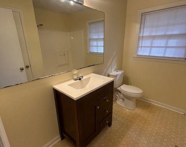 1005 N Elm Street - Photo Thumbnail 5
