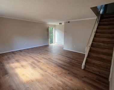 1010 Strahle Street - Photo Thumbnail 3