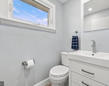 211 Kings Road - Photo Thumbnail 13
