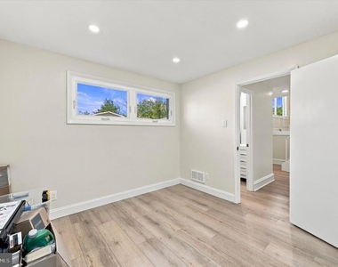 211 Kings Road - Photo Thumbnail 8