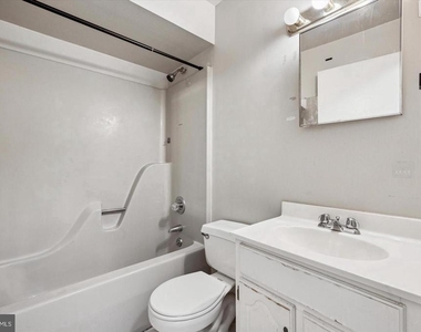 271 N Wycombe Avenue - Photo Thumbnail 12