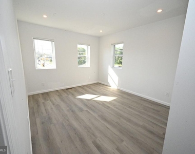 901 Fairview Street - Photo Thumbnail 8