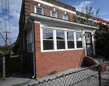 901 Fairview Street - Photo Thumbnail 6