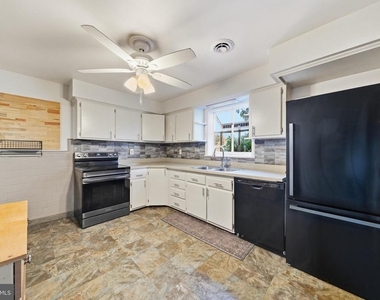 26015 Woodfield Road - Photo Thumbnail 14