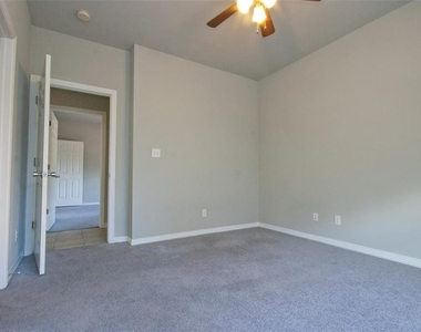 2410 Leon St - Photo Thumbnail 9