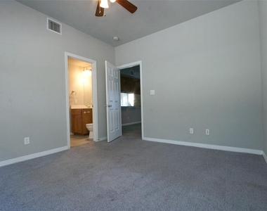 2410 Leon St - Photo Thumbnail 3