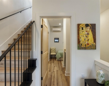 605 E 55th St - Photo Thumbnail 3