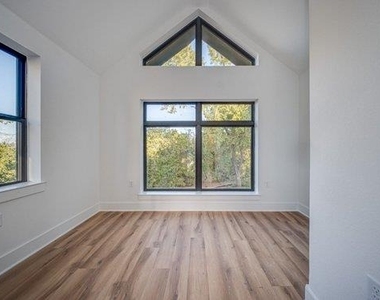 605 E 55th St - Photo Thumbnail 12