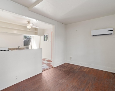 3404 1/2 Grooms St - Photo Thumbnail 4