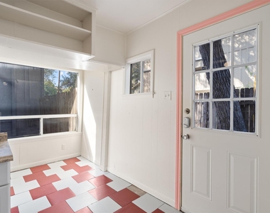 3404 1/2 Grooms St - Photo Thumbnail 6