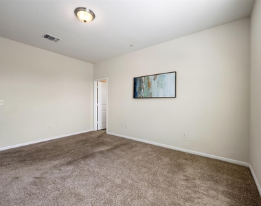 1001 Zodiac Ln - Photo Thumbnail 17