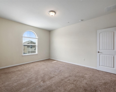1001 Zodiac Ln - Photo Thumbnail 18