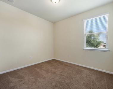 1001 Zodiac Ln - Photo Thumbnail 21