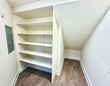 2216 Creekside Ln - Photo Thumbnail 7